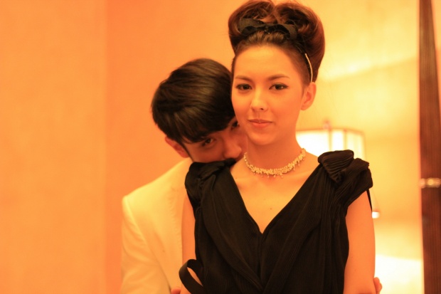 เกิดอะไรขึ้นเมื่อ คารีสา-ขุน คู่ปรับในจอ เข้าฉากจูบ 