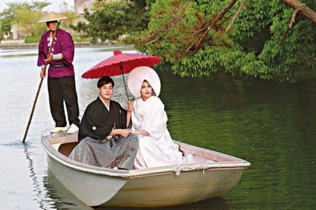 ‘ชมพู่’ ล่องเรือแต่งงาน ‘เคน’ สุดสวีท |