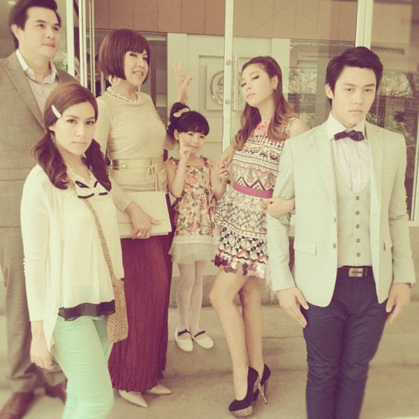 ขำ กลิ้ง ฮาตรึม กับเหล่า นักแสดง ปํญญาชนก้นครัว 2012