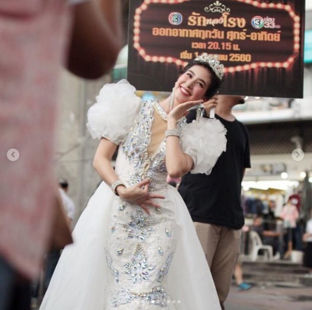 มิ้นต์ สุดลงทุน!แต่งชุดลิเก โปรโมทละครกลางอนุสาวรีย์ชัย