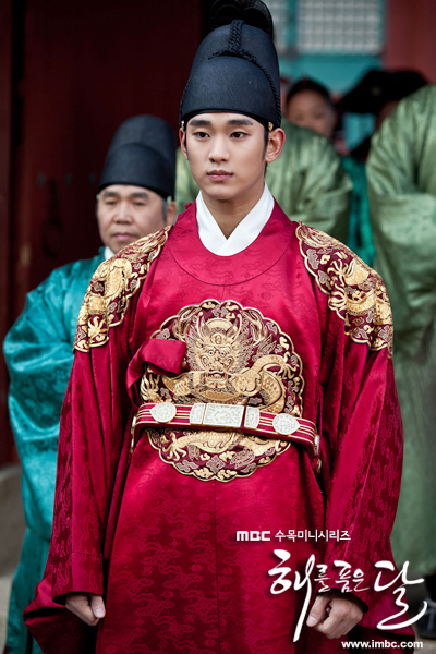 Kim Soo Hyun รับบทเป็น Lee Hwon