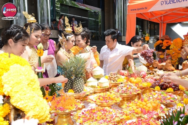 ชายแฮ็คส์ สุทธา นำทีมนักแสดง บวงสรวงละครพื้นบ้านไตรภาค นางสิบสอง, พระรถเมรี, พระสุธนมโนราห์