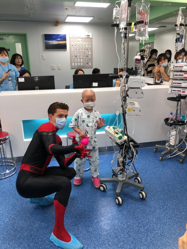 สุดประทับใจ! ทอม ฮอลแลนด์ เซอร์ไพรส์ใส่ชุด Spider-Man เยี่ยมผู้ป่วยเด็กที่เกาหลี