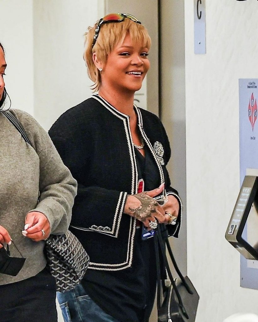 อึ้งลุคใหม่แม่ค้าแสนล้าน Rihanna ระหว่างบินไปคุยธุรกิจเปรี้ยวเข็ดฟัน