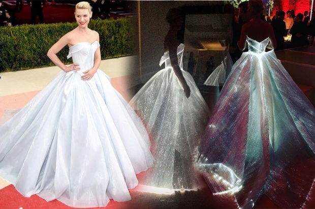 ชุดราตรีเรืองแสงที่ Claire Danes ใส่ในงาน Met Gala คือแบบอลังการงานสร้างมาก