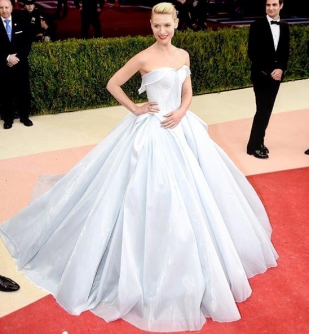 ชุดราตรีเรืองแสงที่ Claire Danes ใส่ในงาน Met Gala คือแบบอลังการงานสร้างมาก