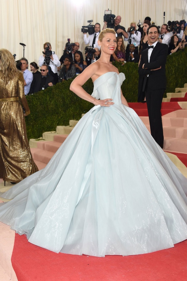 ชุดราตรีเรืองแสงที่ Claire Danes ใส่ในงาน Met Gala คือแบบอลังการงานสร้างมาก