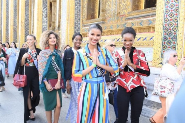 ผู้เข้าประกวดมิสยูนิเวิร์ส 2018 ชมวัดพระแก้ว ไหว้พระขอพรเอาฤกษ์เอาชัย