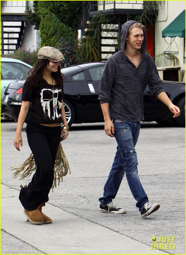 แอบถ่ายVanessa Hudgens & Austin Butler 