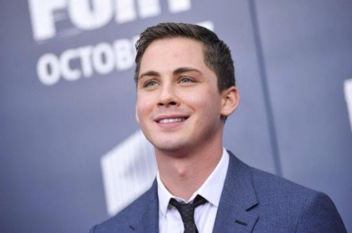  Logan Lerman 