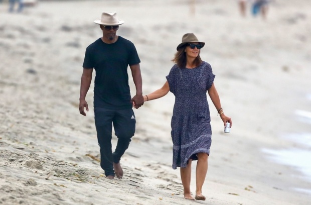  เปิดตัวคบกัน! ดาราหนุ่มผิวสี กับ เมียเก่า ‘ทอม ครูซ’ เดินจับมือสวีตริมหาด