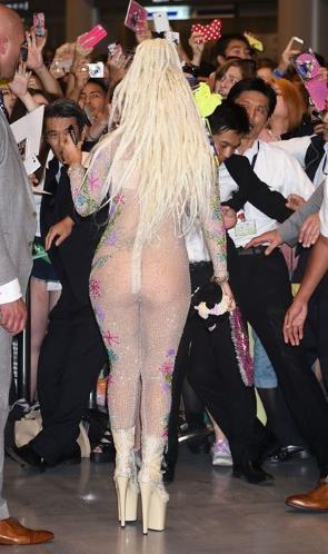 จัดเต็มอีกครั้ง!! แฟชั่นสนามบินสุดสยิวของ Lady Gaga ที่ญี่ปุ่น