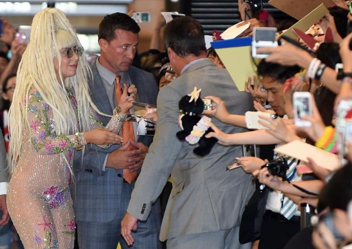 จัดเต็มอีกครั้ง!! แฟชั่นสนามบินสุดสยิวของ Lady Gaga ที่ญี่ปุ่น
