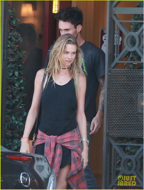 Adam Levine และภรรยา Behati Prinsloo 