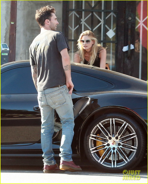 Adam Levine และภรรยา Behati Prinsloo 