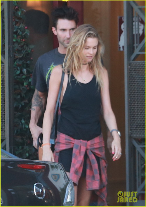 Adam Levine และภรรยา Behati Prinsloo 