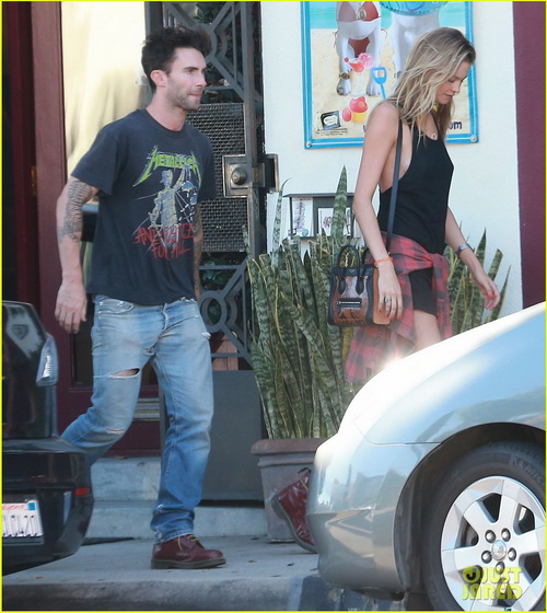 Adam Levine และภรรยา Behati Prinsloo 