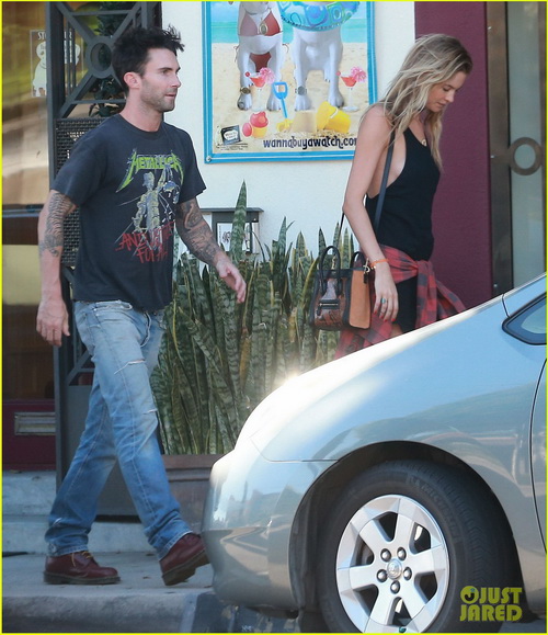 Adam Levine และภรรยา Behati Prinsloo 