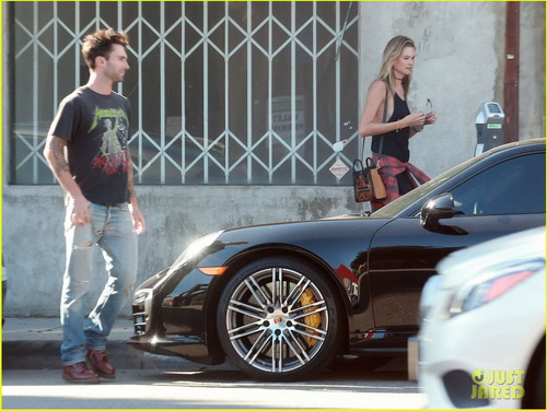 Adam Levine และภรรยา Behati Prinsloo 