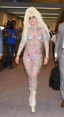 จัดเต็มอีกครั้ง!! แฟชั่นสนามบินสุดสยิวของ Lady Gaga ที่ญี่ปุ่น