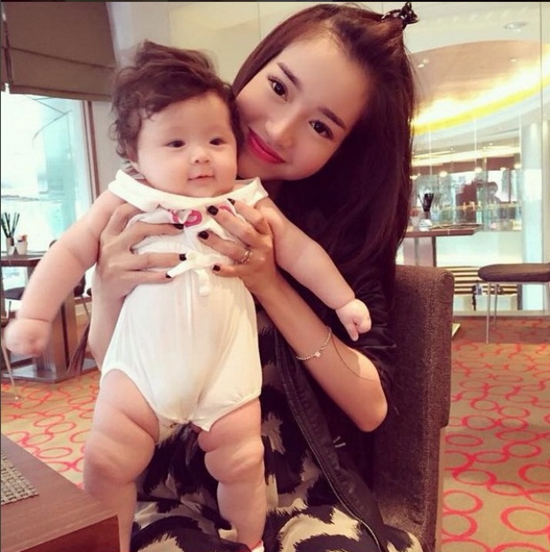 ภาพคู่ แม่-ลูกนางฟ้า ‘เอลลี่ ทราน ฮา’ กับลูกสาวสุดน่ารัก