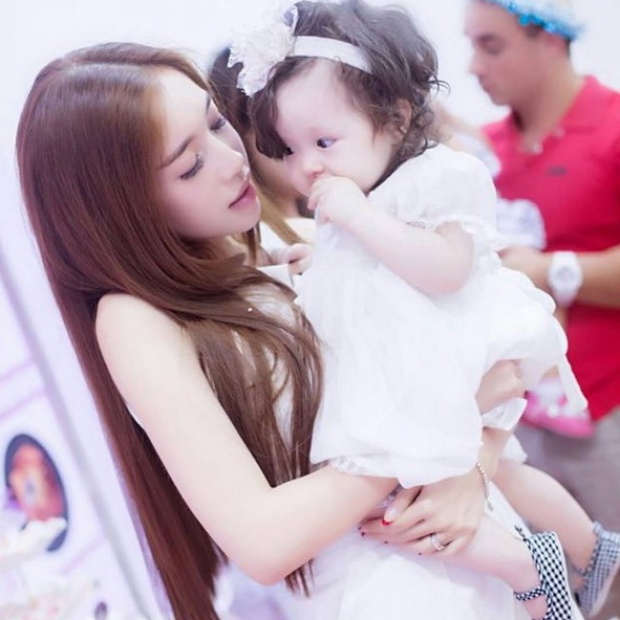 ภาพคู่ แม่-ลูกนางฟ้า ‘เอลลี่ ทราน ฮา’ กับลูกสาวสุดน่ารัก