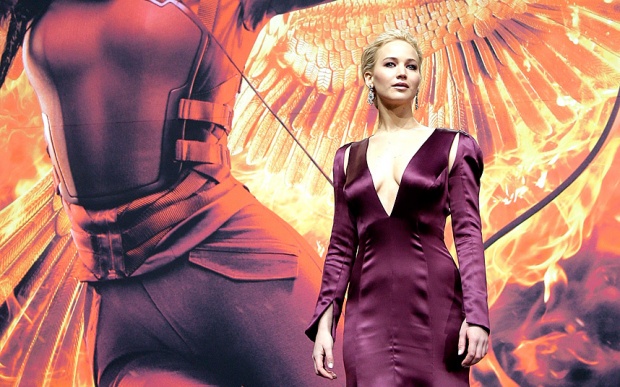 ดูกันชัดชัด!!  ชุดของ เจนลอว์ รอบพรีเมียร์ The Hunger Games2 ที่เบอร์ลิน