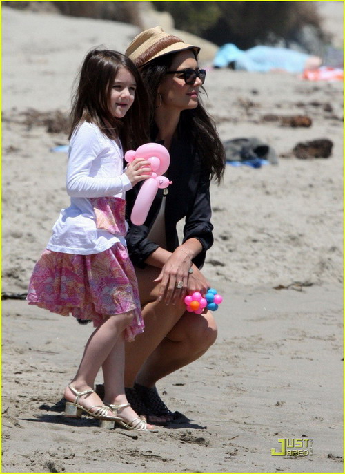 คุณแม่ Katie Holmes พาน้อง Suri ไปเล่นชายหาด 