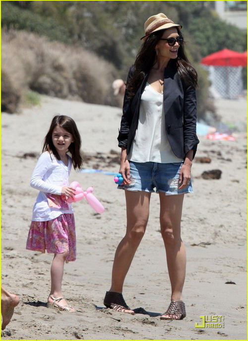 คุณแม่ Katie Holmes พาน้อง Suri ไปเล่นชายหาด 