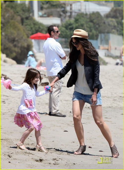 คุณแม่ Katie Holmes พาน้อง Suri ไปเล่นชายหาด 