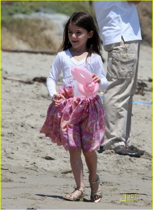 คุณแม่ Katie Holmes พาน้อง Suri ไปเล่นชายหาด 