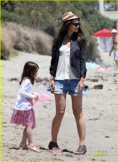 คุณแม่ Katie Holmes พาน้อง Suri ไปเล่นชายหาด 