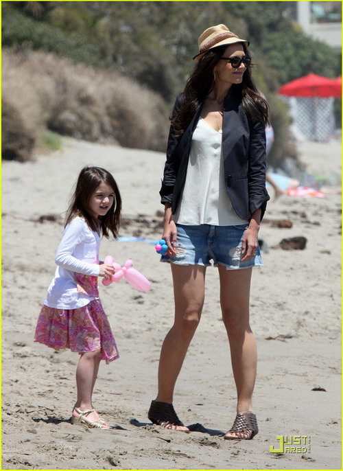 คุณแม่ Katie Holmes พาน้อง Suri ไปเล่นชายหาด 