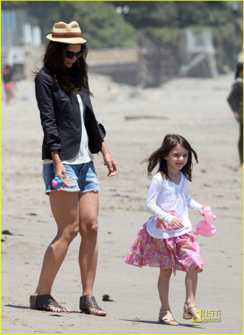 คุณแม่ Katie Holmes พาน้อง Suri ไปเล่นชายหาด 