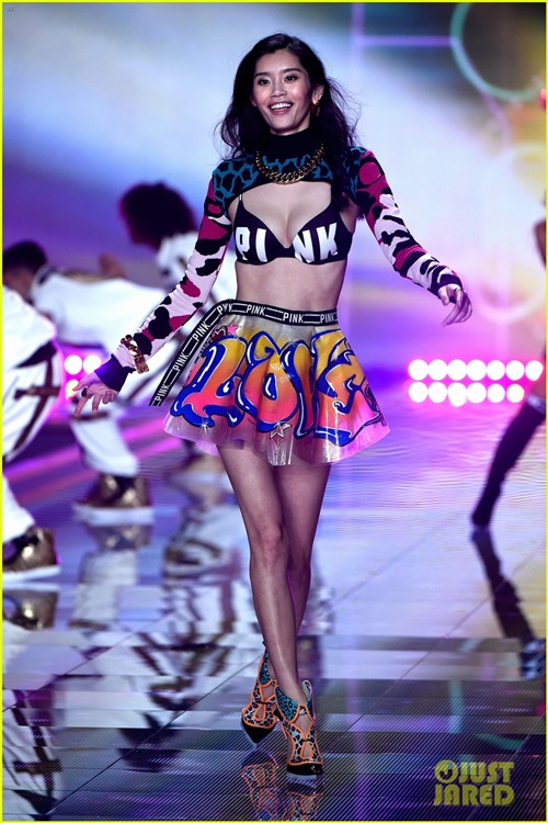 สวยเวอร์! เหล่านางฟ้าจากงาน Victoria’s Secret Fashion Show 2014