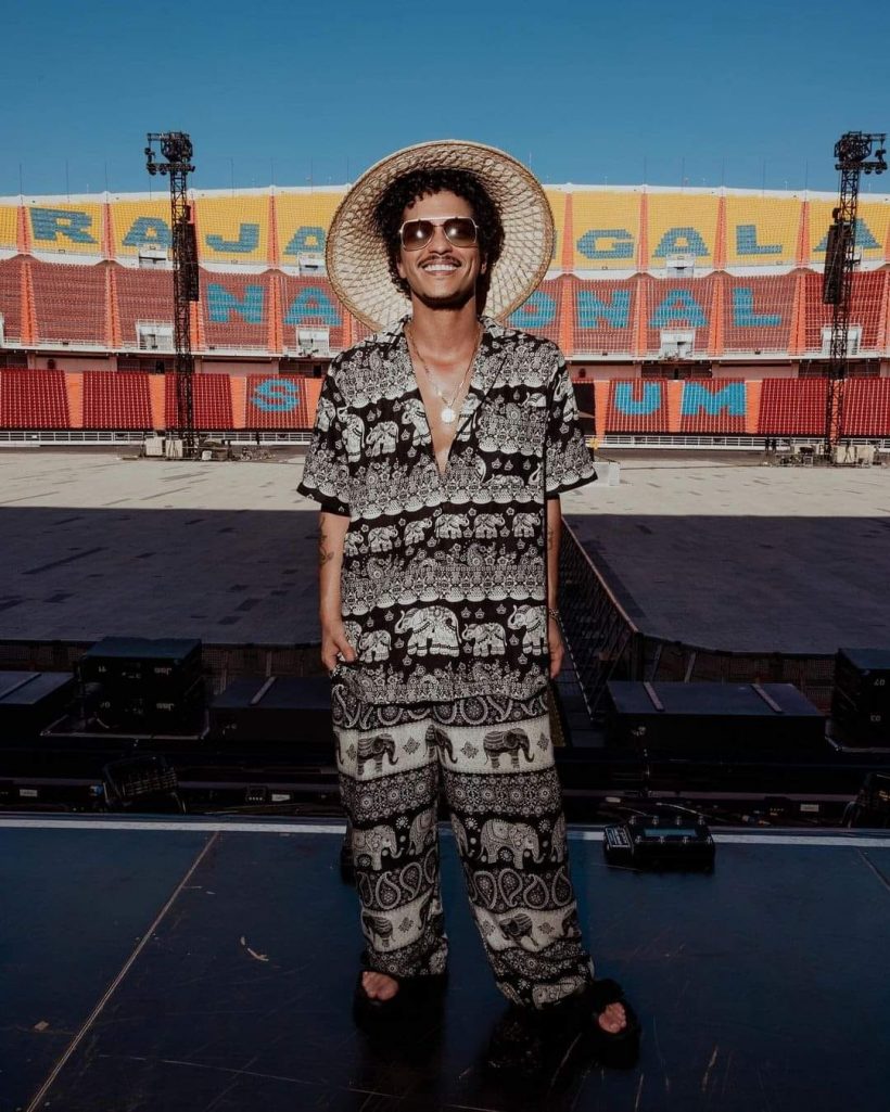  ซอฟต์พาวเวอร์ของแทร่! Bruno Mars ใส่ชุดช้างเช็คอินราชมังสุดเฟี้ยว