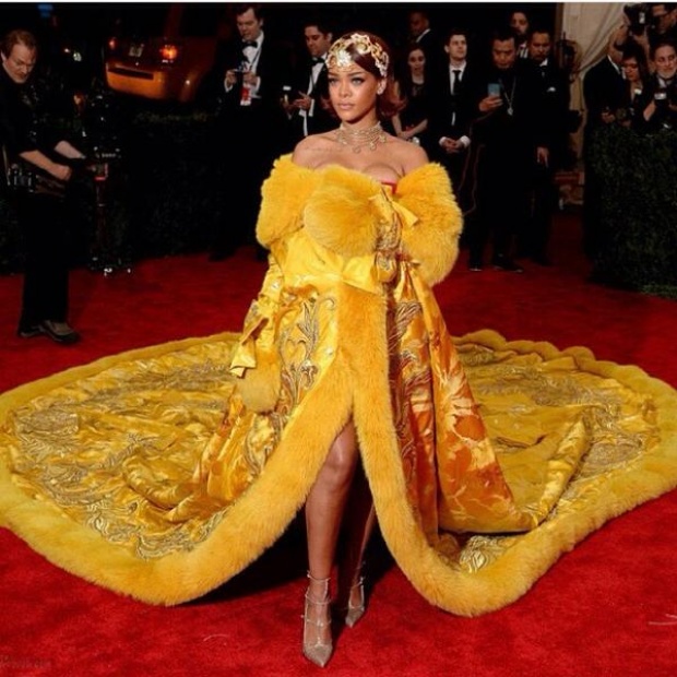 OMG! ชุดRihanna บนพรมแดงงาน MET Gala 2015 อลังการงานสร้าง