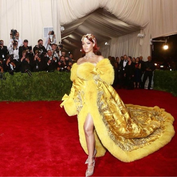 OMG! ชุดRihanna บนพรมแดงงาน MET Gala 2015 อลังการงานสร้าง