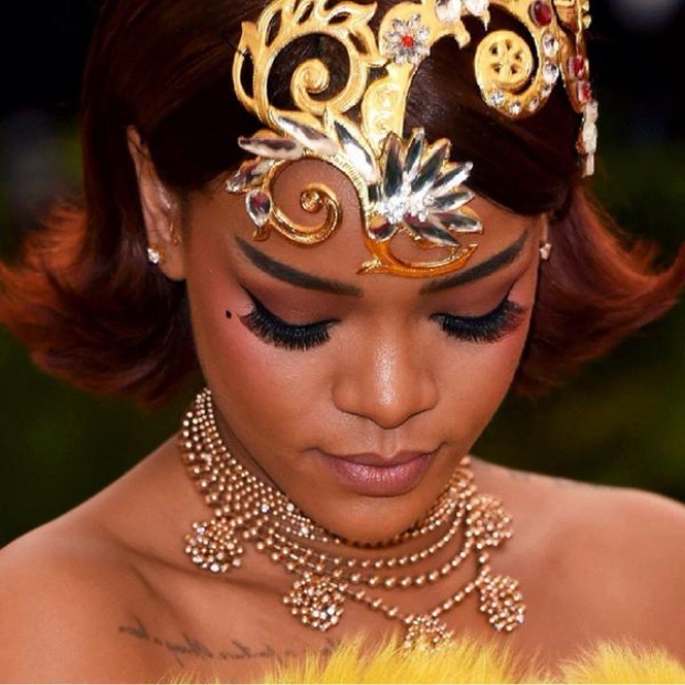 OMG! ชุดRihanna บนพรมแดงงาน MET Gala 2015 อลังการงานสร้าง