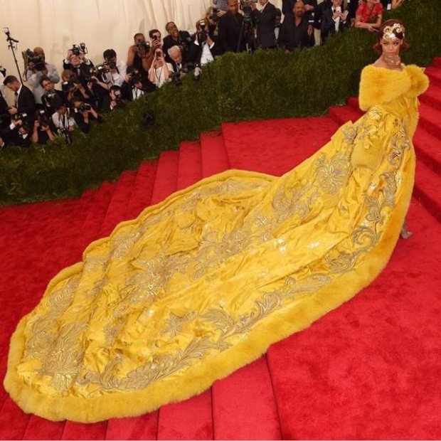 OMG! ชุดRihanna บนพรมแดงงาน MET Gala 2015 อลังการงานสร้าง