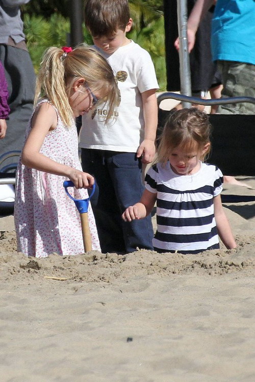 ภาพล่าสุดของหนู Violet Affleck และSeraphina ลูก เจนิเฟอร์ การ์เนอร์