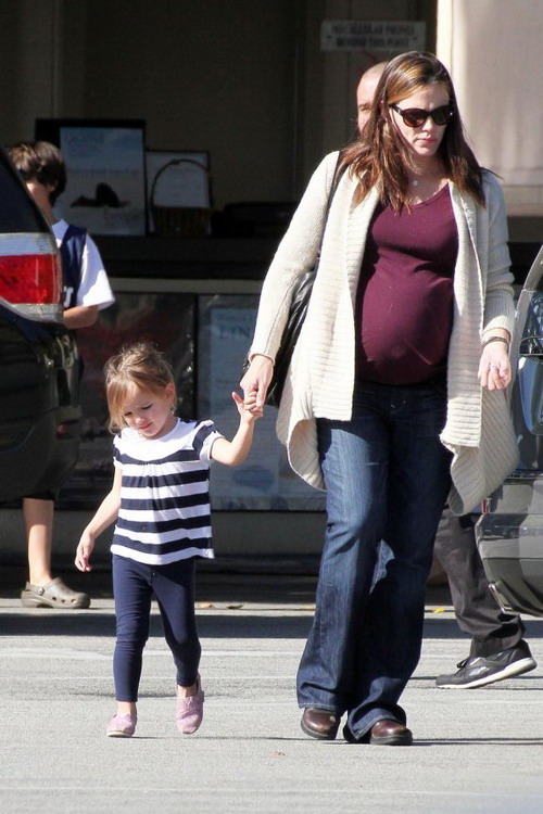 ภาพล่าสุดของหนู Violet Affleck และSeraphina ลูก เจนิเฟอร์ การ์เนอร์