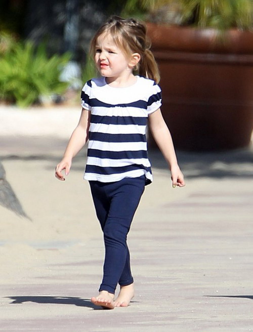 ภาพล่าสุดของหนู Violet Affleck และSeraphina ลูก เจนิเฟอร์ การ์เนอร์