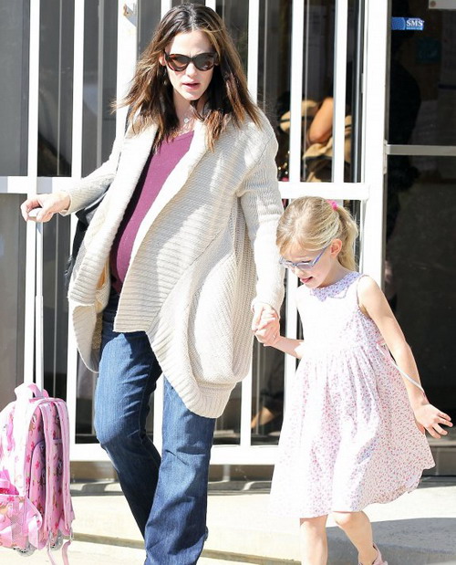 ภาพล่าสุดของหนู Violet Affleck และSeraphina ลูก เจนิเฟอร์ การ์เนอร์