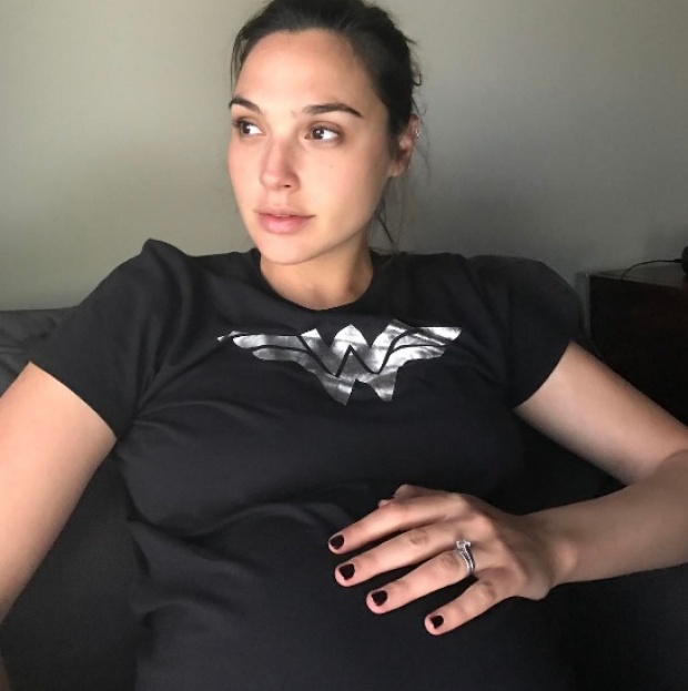 ชีวิตหลังถอดชุดเกราะ ของคุณแม่ลูกสอง “Gal Gadot” สามีใส่เสื้อประกาศศักดาเมีย!!