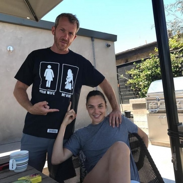 ชีวิตหลังถอดชุดเกราะ ของคุณแม่ลูกสอง “Gal Gadot” สามีใส่เสื้อประกาศศักดาเมีย!!