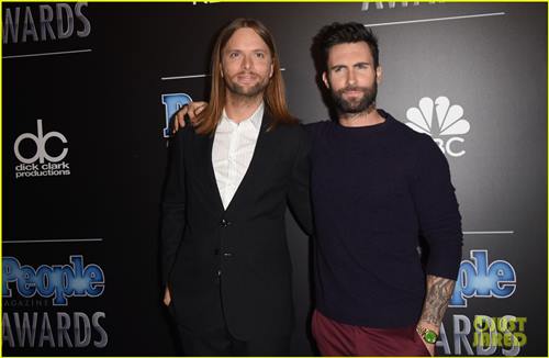 อดัม เลอวีน พา Maroon 5 ขึ้นโชว์งาน People Mag Awards 2014