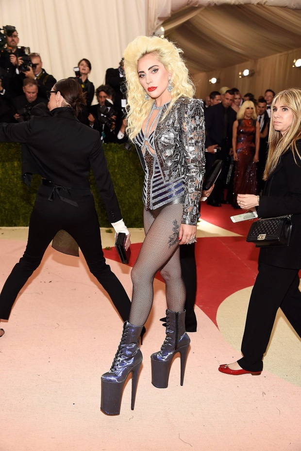 ขุ่นแม่!!! เลดี้ กาก้า จัดเต็มชุดสุดหวิว “Met Gala 2016”