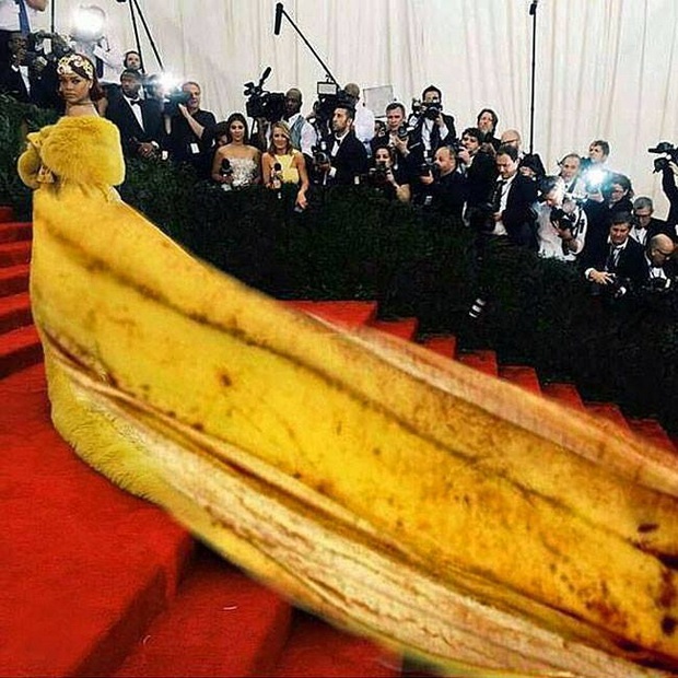 ร้องไห้หนักมาก!!! Rihanna เจอตัดต่อล้อเลียนชุดราตรีสีเหลืองสุดอลังกาล งดงามราว....