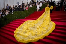 ร้องไห้หนักมาก!!! Rihanna เจอตัดต่อล้อเลียนชุดราตรีสีเหลืองสุดอลังกาล งดงามราว....